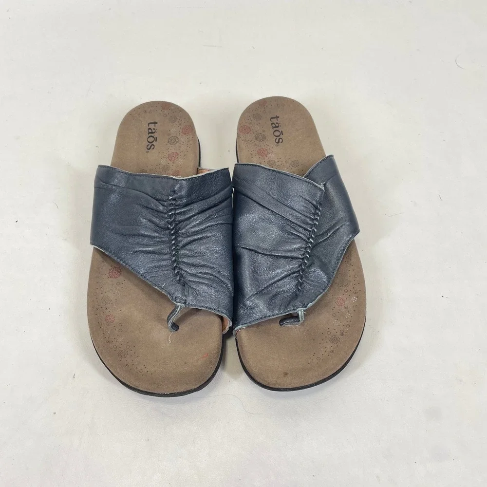 Taos Gift 2 Women 7 Metallic Blue Leather Ruched Thong Slide Sandals GT2-12045